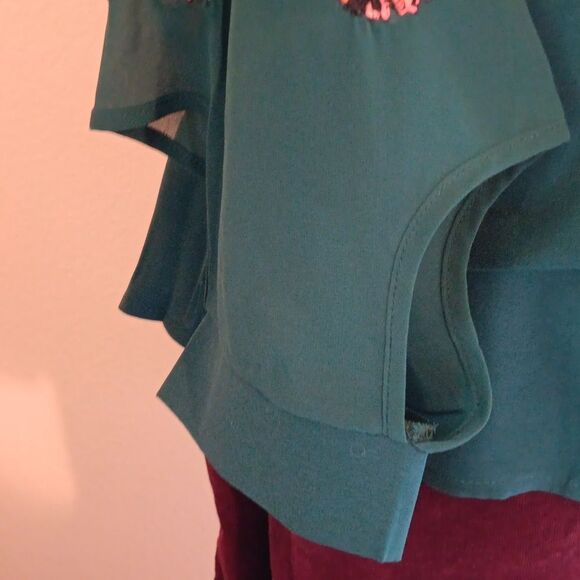 NWT Evergreen Embroidered Blouse With Bees - Picture 2 of 10